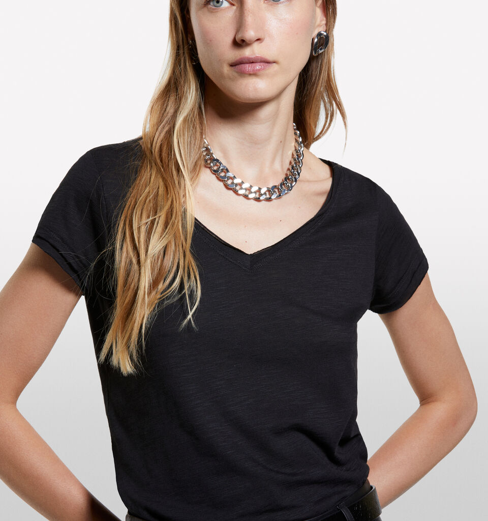 Μπλούζα μαύρη με V λαιμόκοψη - μπλουζάκια κοντομάνικα γυναικεία - Μαυρο | Sisley image number 4